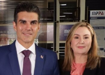 Justiça determina que Helder e Hana retirem outdoors com campanha antecipada.