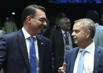 Programa de governo de Flávio Bolsonaro resgata arrocho   