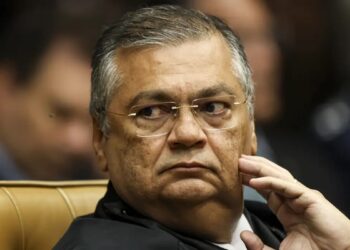 Dino acaba com aposentadoria compulsória para magistrados.