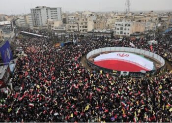 Convocação do governo leva iranianos às ruas contra guerra.