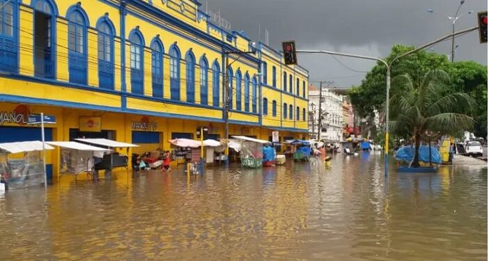 Chuva intensa de 26 horas em Belém deixa a cidade “submersa”