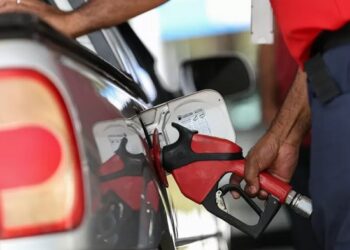 Combustíveis caem e gás de cozinha sobe, diz ANP