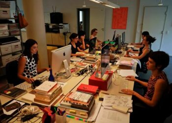 Vagas para mulheres crescem 11%; desigualdade salarial segue