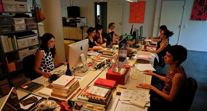 Vagas para mulheres crescem 11%; desigualdade salarial segue