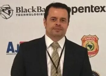 Brasil adota reciprocidade e agente dos EUA sai do país.