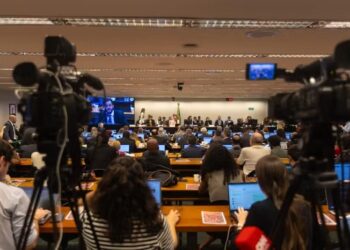 Fim da escala 6×1 é aprovado em comissão e vai a plenário