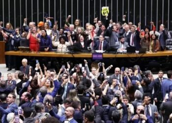 Câmara aprova redução da jornada decretando fim da escala 6×1