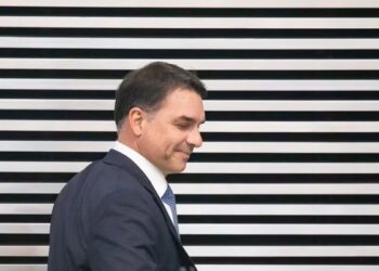 Redes sociais: credibilidade de Flávio entra em colapso.