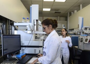 Projetos apoiam a permanência de mães na ciência
