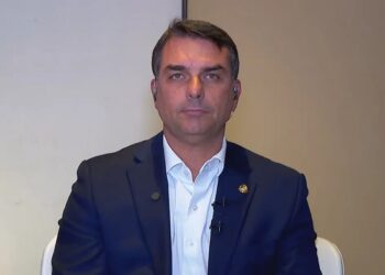 Flávio visitou ex-banqueiro Vorcaro após prisão em 2025