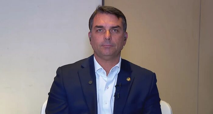 Flávio visitou ex-banqueiro Vorcaro após prisão em 2025