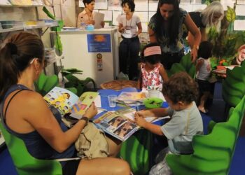 Maioria das famílias raramente lê para crianças, diz estudo