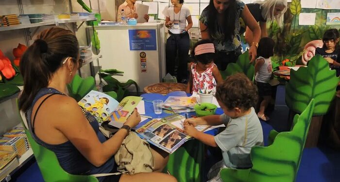 Maioria das famílias raramente lê para crianças, diz estudo