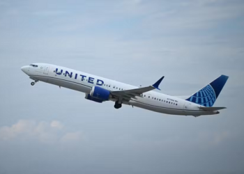 Homem invade cabine da United e força pouso de emergência