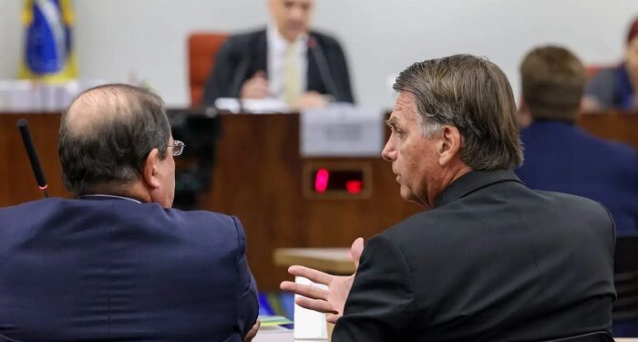 Arma apreendida pode levar Bolsonaro de volta à Papudinha