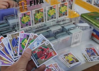 Trocar figurinhas barateia álbum da Copa