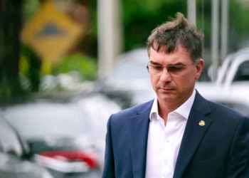 Jornalista vincula Flávio Bolsonaro ao crime organizado no Rio