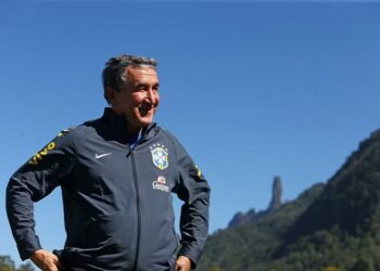 Parreira passa por cauterização para conter sangramento
