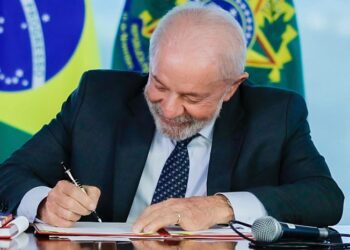 Lula eleva para   R$ 5,1 mil novo piso nacional do magistério