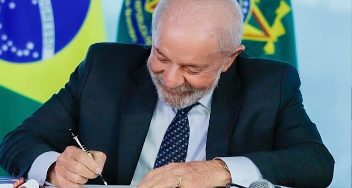 Lula eleva para   R$ 5,1 mil novo piso nacional do magistério