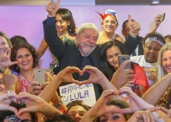 Lula abre 16 pontos sobre Flávio Bolsonaro no eleitorado feminino