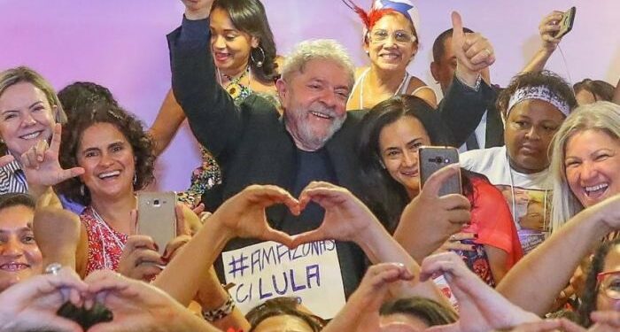Lula abre 16 pontos sobre Flávio Bolsonaro no eleitorado feminino