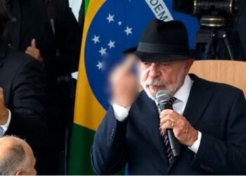 Saiba porque Lula mostrou o dedo do meio no Planalto