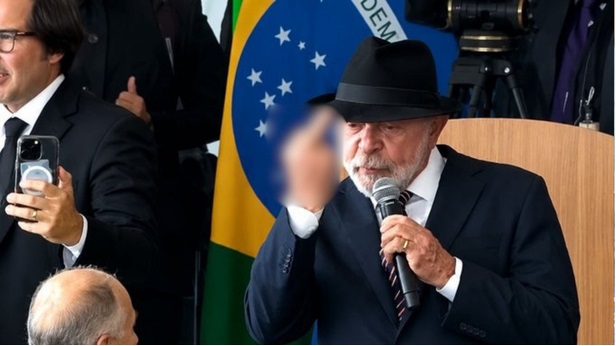 Saiba porque Lula mostrou o dedo do meio no Planalto