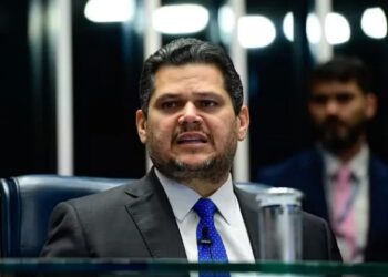 Alcolumbre segura pauta-bomba por conversa com Lula