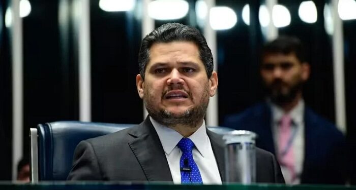 Alcolumbre segura pauta-bomba por conversa com Lula