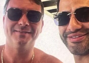 A foto de Flávio Bolsonaro ao lado de capanga de Vorcaro