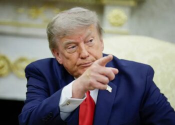 Trump prorroga tarifaço e radicaliza ataques contra o Brasil