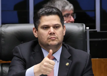 Após conversas com Lula, Alcolumbre destrava PEC do fim da 6×1