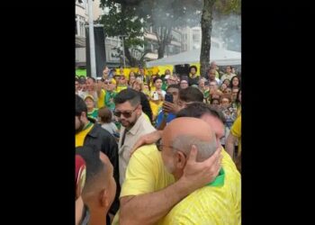 Em ato flopado, abraço de Queiroz a Flávio reabre rachadinhas