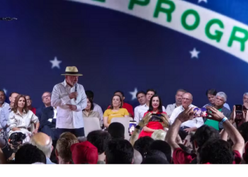 Já candidato, Lula promete “salto além do básico” caso seja reeleito