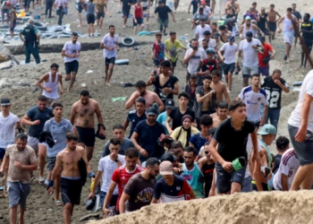 Marroquinos em Ceuta: onda migratória provoca crise na Espanha