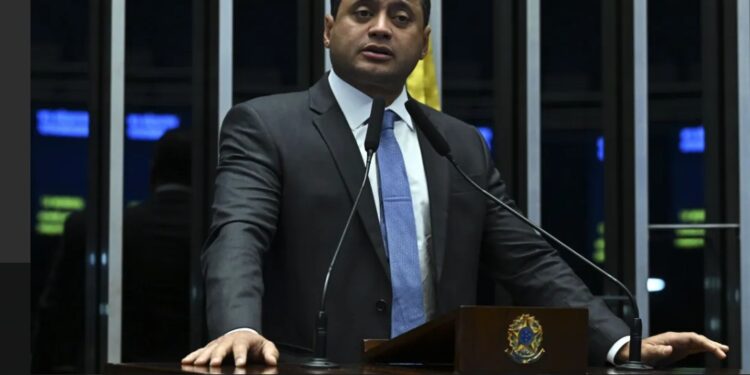 Operação da PF mira parentes de senador Weverton Rocha