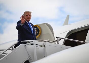 Ameaça do Irã faz Trump fugir em caminhão e voo secreto