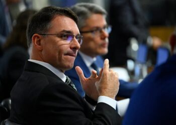 Flávio Bolsonaro pausa campanha para barrar fim da escala 6×1