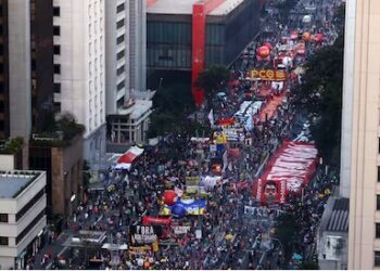 Milhares vão às ruas em atos pela reeleição de Lula