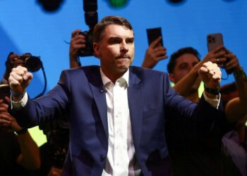 Mensagens ligam Flávio Bolsonaro a festas com prostitutas