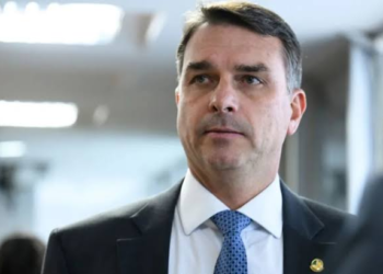 Vitória de Flávio ameaça colocar milicianos no poder, diz jornal
