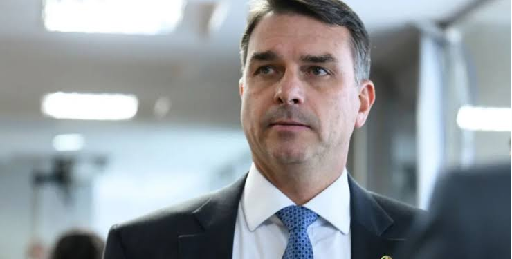 Vitória de Flávio ameaça colocar milicianos no poder, diz jornal