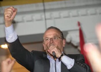 Ex-ministro vê disputa entre democracia e autoritarismo