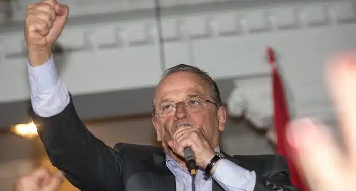 Ex-ministro vê disputa entre democracia e autoritarismo