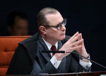 PG entrega a Zanin dados extraídos do celular de Vorcaro