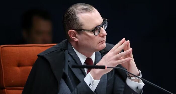PG entrega a Zanin dados extraídos do celular de Vorcaro