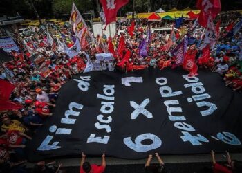 Fim da 6×1: bolsonaristas mantêm projeto de salário por hora