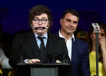 Argentinos cobram Milei sobre suposta fuga de Flávio Bolsonaro