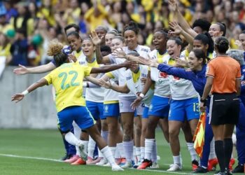 Meninas do Brasil vencem Argentina com golaço de bicicleta